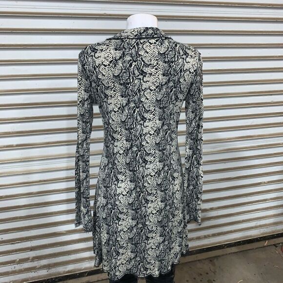 Linq dress career long sleeve snakeskin pattern V neck Size large - Picture 6 of 7